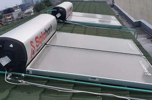 Teknisi mengecek kelistrikan Solahart